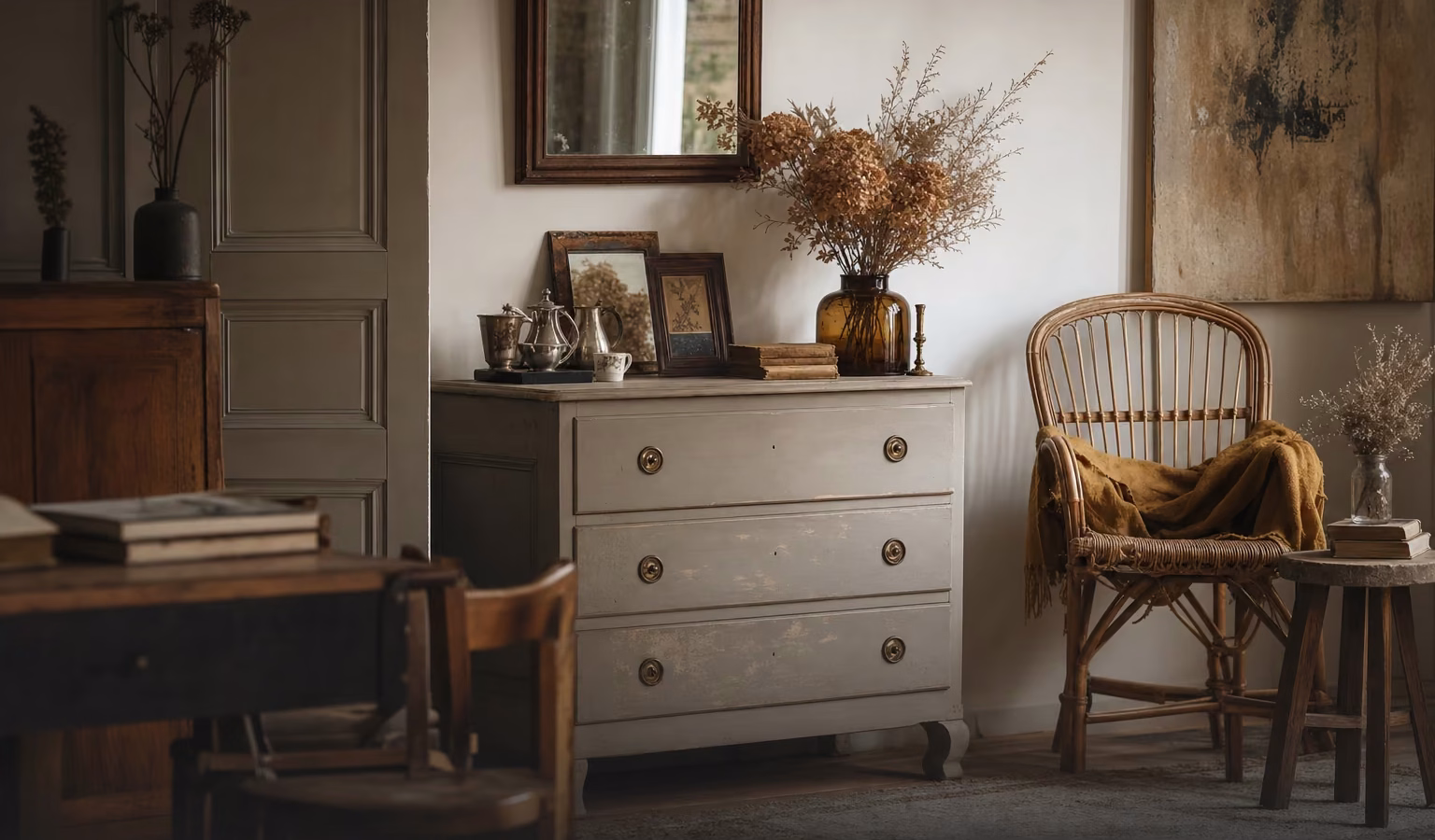 Rincón decorado con muebles reciclados y piezas vintage restauradas