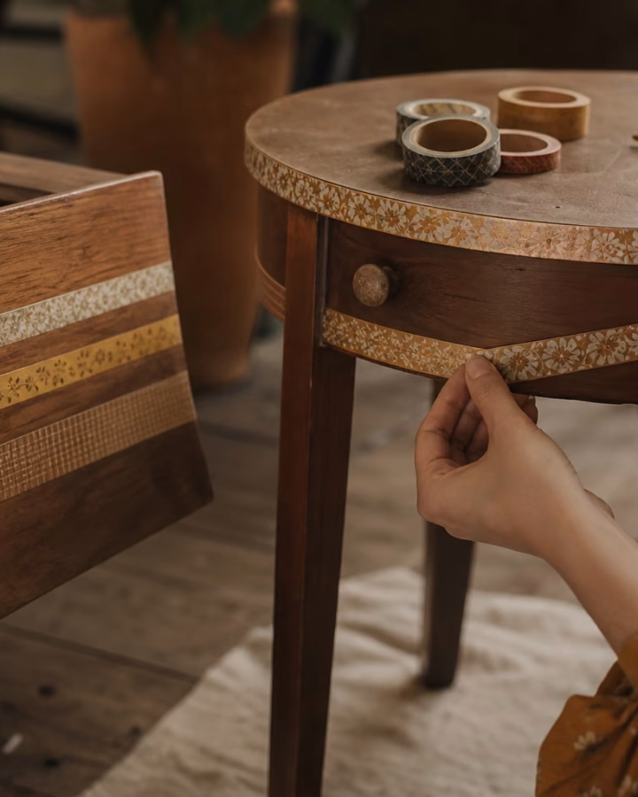 Cajón de madera renovado con tiras de washi tape en tonos ocre
