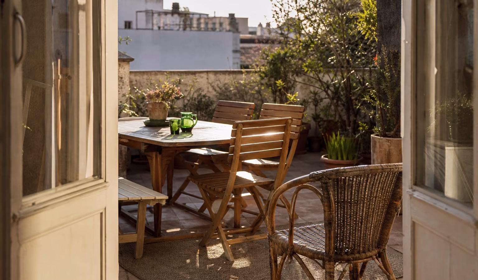 Terraza decorada con muebles de exterior y jardín de segunda mano